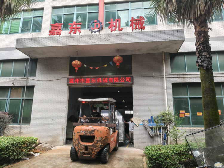 九州线上平台(集团)官方网站定制铝箔压纹分切一体机